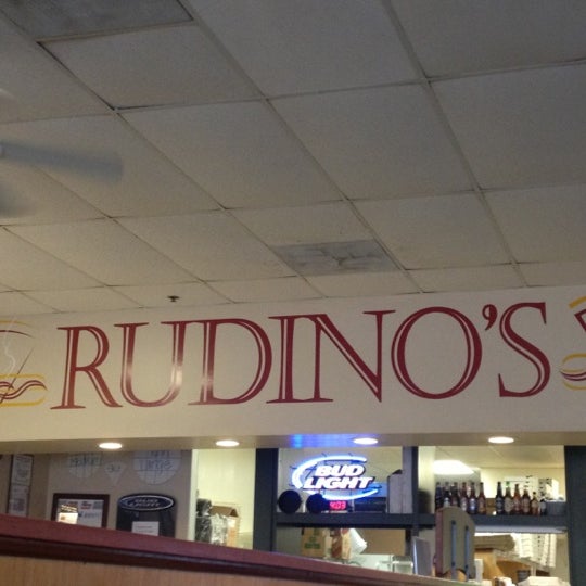 11/24/2012 tarihinde Tanika M.ziyaretçi tarafından Rudino&#39;s Pizza &amp; Grinders'de çekilen fotoğraf