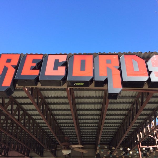 Foto diambil di Friends of Sound Records oleh Denis R. pada 3/6/2014