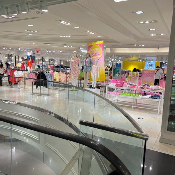 NEW YORK - 19 De Março De 2016: No Interior Da Forever 21, Em Nova Iorque. Forever  21 É Uma Cadeia Americana De Lojas De Moda Rápida, Com Sede Em Los Angeles.