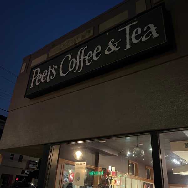 Photo taken at Peet&#39;s Coffee &amp; Tea by Shawn B. on 12/20/2021