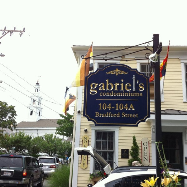 Снимок сделан в The Provincetown Hotel at Gabriel&#39;s пользователем Michael H. 7/13/2013