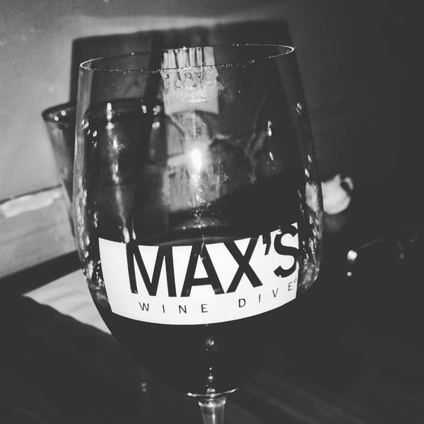 Foto diambil di Max&#39;s Wine Dive oleh Roy C. pada 1/1/2016