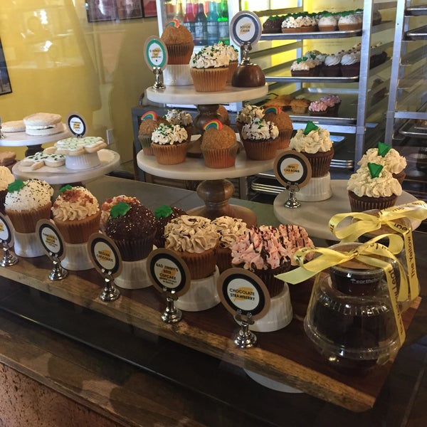 Foto tomada en The Yellow Leaf Cupcake Co  por Wilshia M. el 3/17/2016