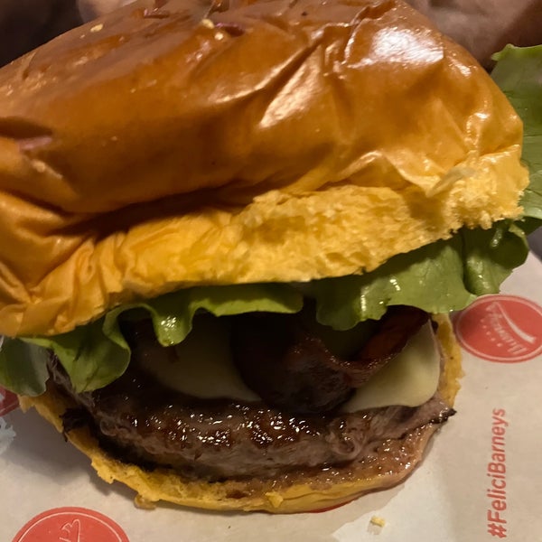 รูปภาพถ่ายที่ Barney&#39;s Burger โดย Rafael Garcia R. เมื่อ 11/2/2023