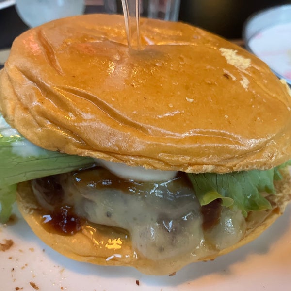 Photo taken at Barney&#39;s Burger by Rafael Garcia R. on 2/21/2023