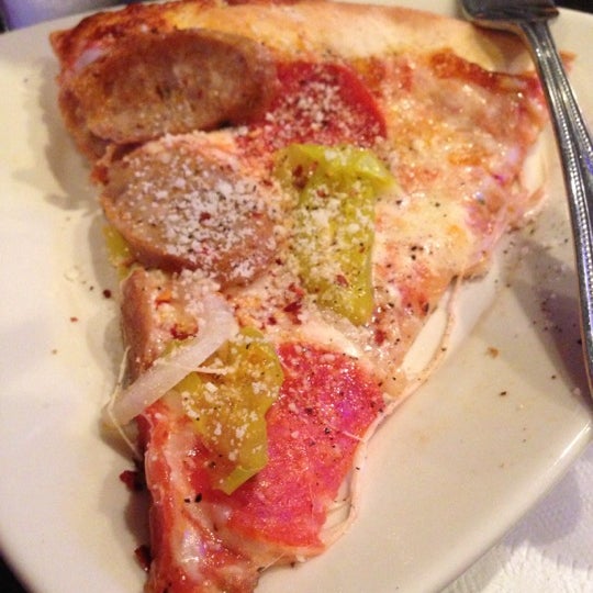 Foto scattata a Slyce Pizza Bar da Leslie® il 11/7/2012
