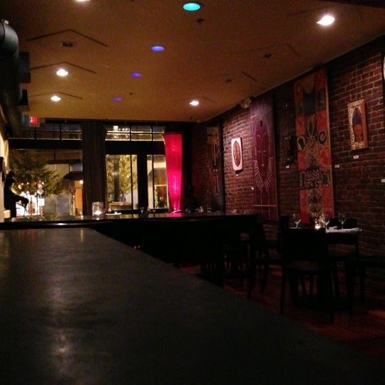Foto tomada en Port-o Lounge &amp; Restaurant  por UNOlker el 10/23/2012