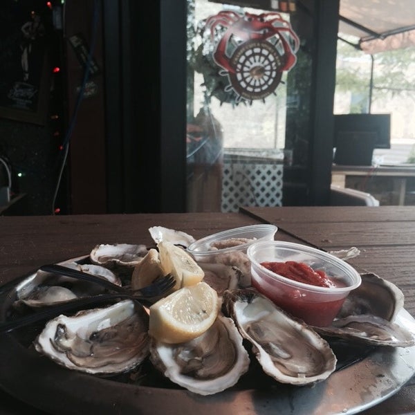 6/5/2015 tarihinde Tim L.ziyaretçi tarafından Crabby Cafe &amp; Sports Bar'de çekilen fotoğraf