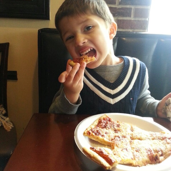 Foto scattata a Dominick&#39;s Pizza and Pasta da Joel G. il 1/30/2014