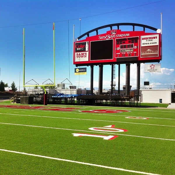 9/3/2013 tarihinde Doug D.ziyaretçi tarafından Sam Boyd Stadium'de çekilen fotoğraf