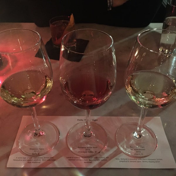 Foto tomada en Uva Wine &amp; Cocktail Bar / Cibo Trattoria  por Jen H. el 11/7/2015