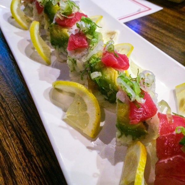 Photo prise au Yen Sushi &amp; Sake Bar (Century City) par Rosie L. le8/12/2014