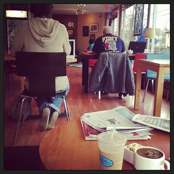 Foto scattata a 2 Alices Coffee Lounge da Corey il 12/18/2012