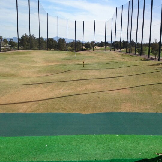 Foto scattata a Desert Pines Golf Club and Driving Range da Michael B. il 3/23/2014