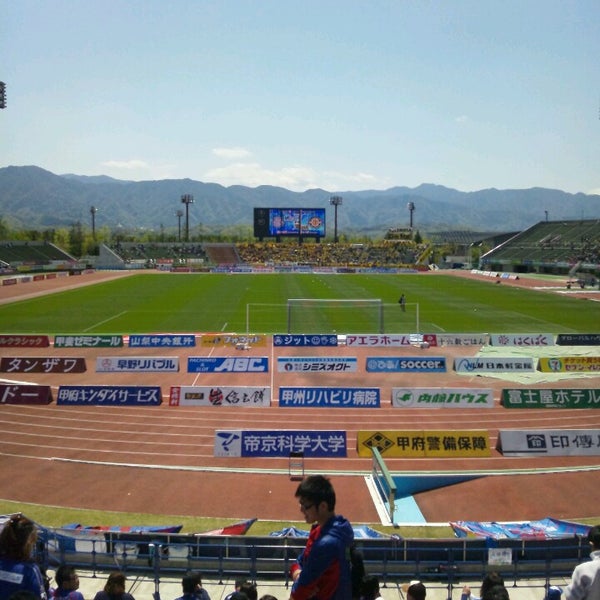 JIT リサイクルインク スタジアム (JIT Recycle Ink Stadium) 甲府の陸上競技場