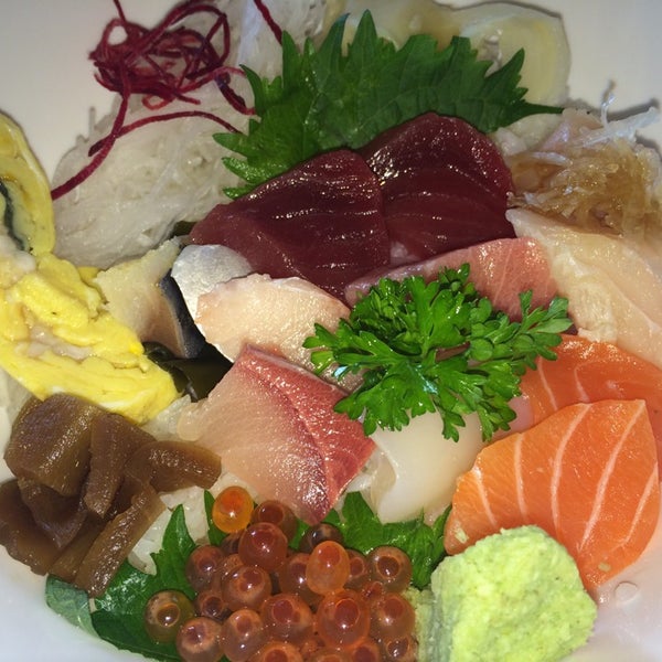 Foto scattata a Toshi Sushi da Wedge L. il 10/26/2014