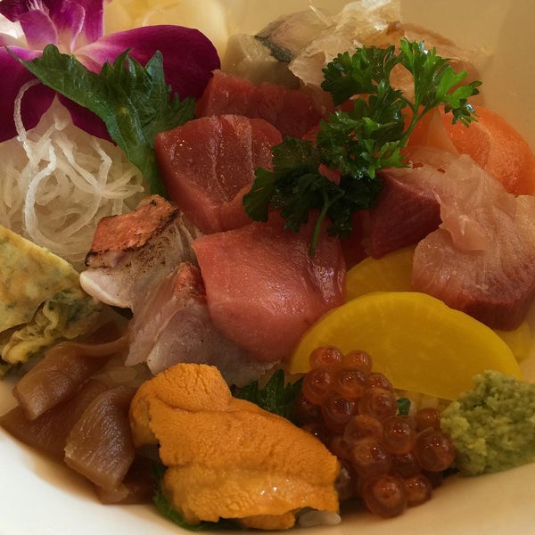 Foto tomada en Toshi Sushi  por Wedge L. el 8/18/2015