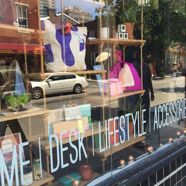 Das Foto wurde bei Omoi Zakka Shop Rittenhouse von Oliver D. am 6/11/2016 aufgenommen