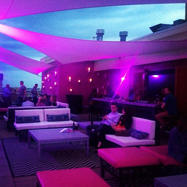 5/10/2013 tarihinde Jai M.ziyaretçi tarafından Twilight Sky Terrace'de çekilen fotoğraf