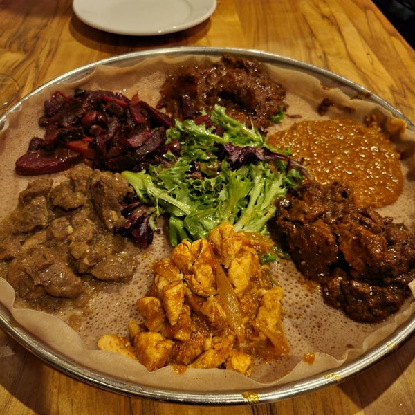 Das Foto wurde bei Demera Ethiopian Restaurant von Joe S. am 1/8/2023 aufgenommen