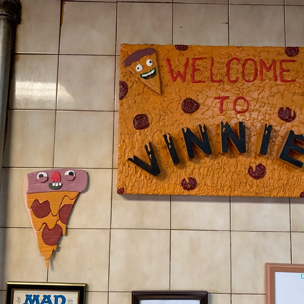 Снимок сделан в Vinnie&#39;s Pizzeria пользователем Henry C. 5/24/2019