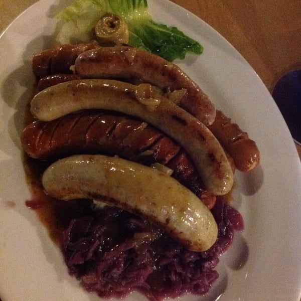 รูปภาพถ่ายที่ German Sausage House โดย Tegan W. เมื่อ 10/26/2013