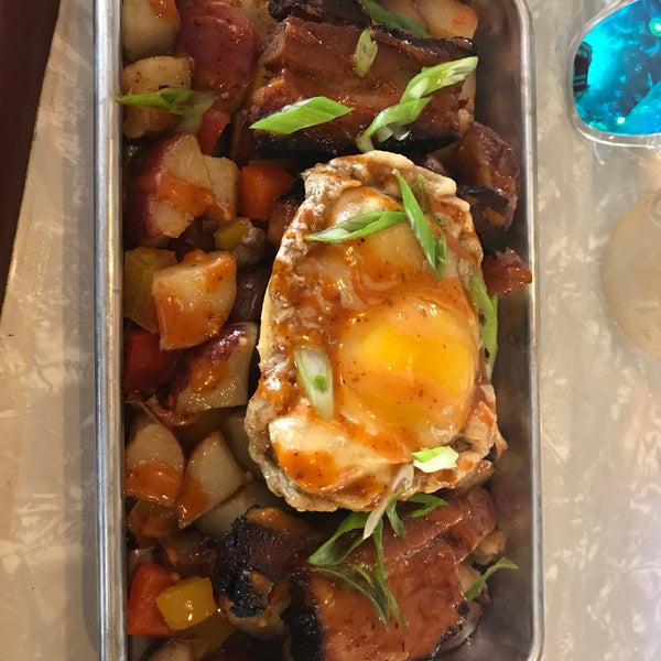 Pork belly hash - smoked belly, roasted potatoes, pickled peppers, and a maple fried egg. #24hourfoodgeek#sundaybrunch