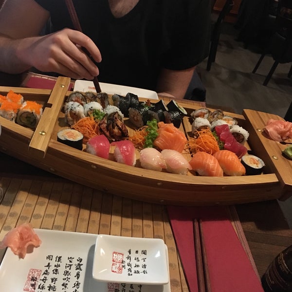 Foto diambil di Tokyo Sushi oleh Anca R. pada 12/13/2016