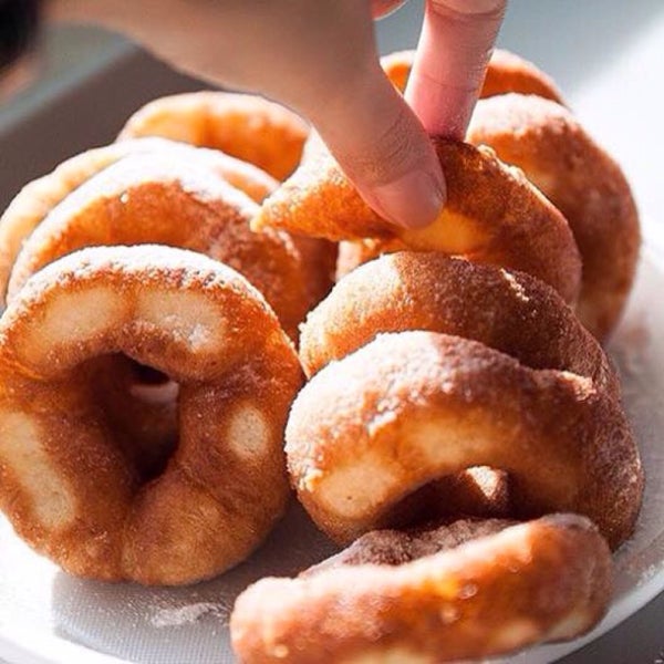 Пончики в кафе