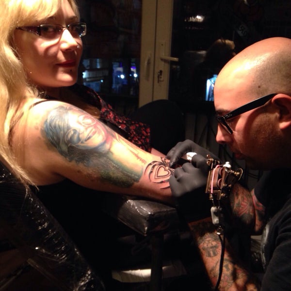 Foto tomada en Brainers Ink- Tattoo, Piercing, Permanent Makeup, Art &amp; Craft  por Hazal G. el 1/21/2015