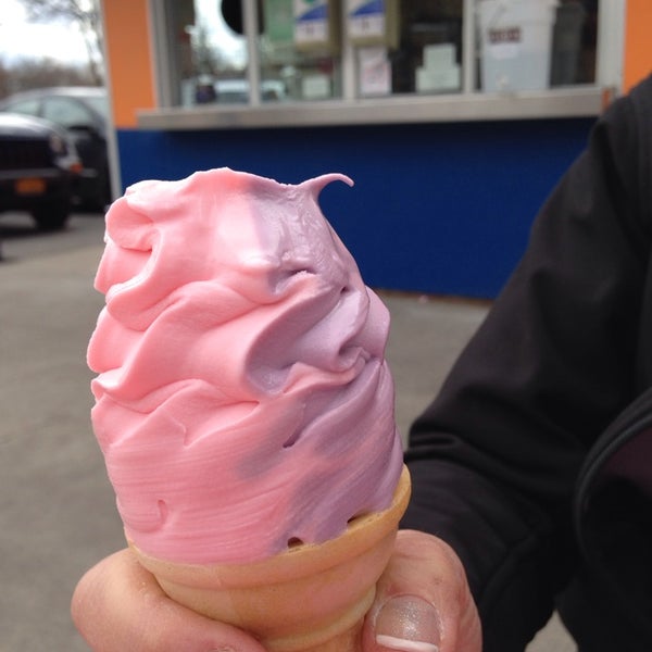 รูปภาพถ่ายที่ Sweet Melissa&#39;s Ice Cream Shop โดย Karla C. เมื่อ 4/27/2014