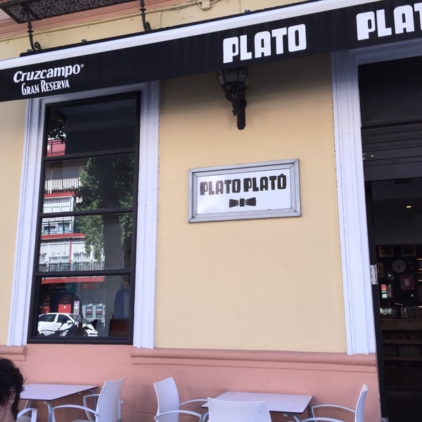 Photo taken at Plato Plató by J R. on 10/8/2014