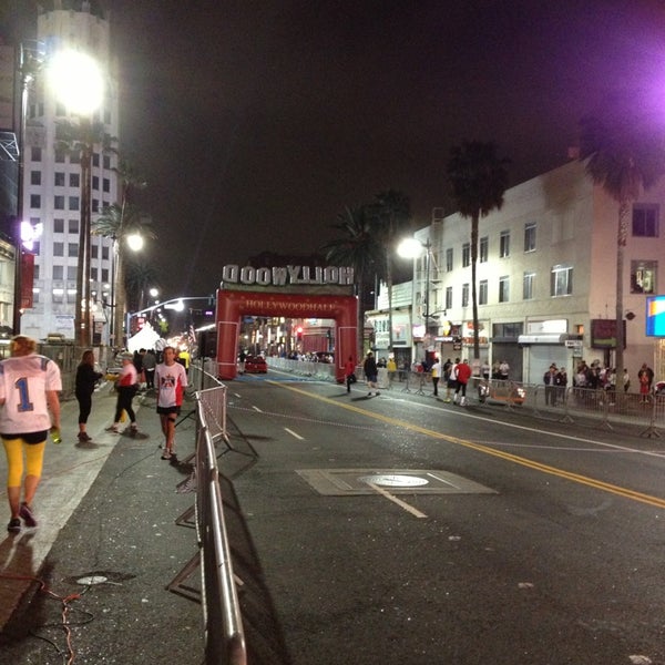 Снимок сделан в Hollywood Half Marathon &amp; 5k / 10k пользователем Ana R. 4/6/2013