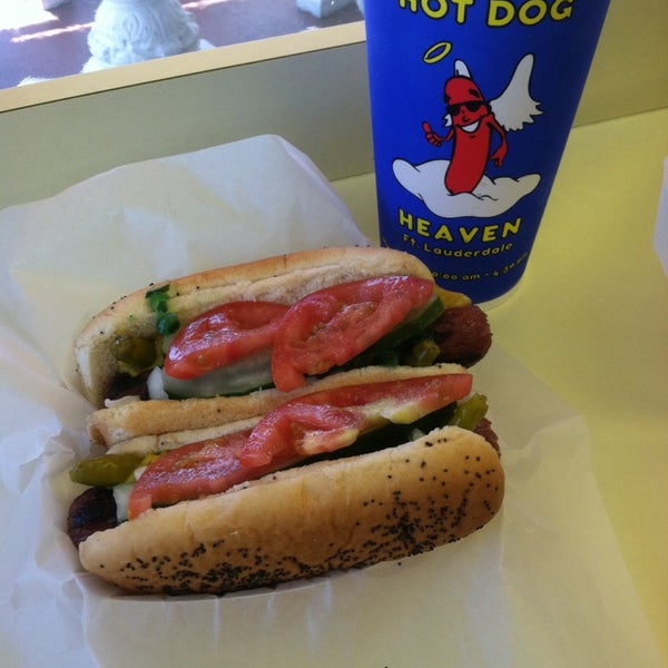 รูปภาพถ่ายที่ Hot Dog Heaven โดย Rick S. เมื่อ 5/5/2014