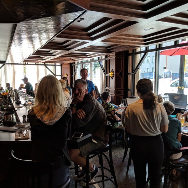 รูปภาพถ่ายที่ Q Restaurant &amp; Bar โดย Marc T. เมื่อ 8/11/2018