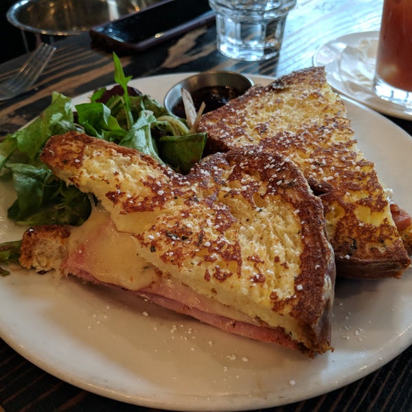 Das Foto wurde bei Cafe Nell von Marc T. am 2/25/2018 aufgenommen