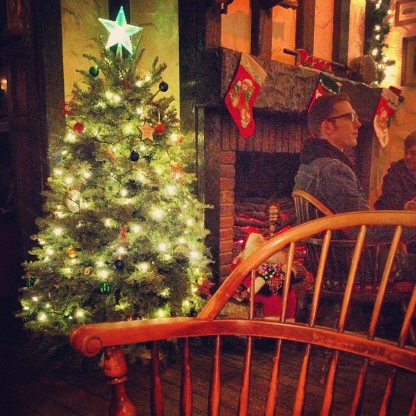 รูปภาพถ่ายที่ White Horse Tavern &amp; Restaurant โดย Hannah K. เมื่อ 12/21/2012