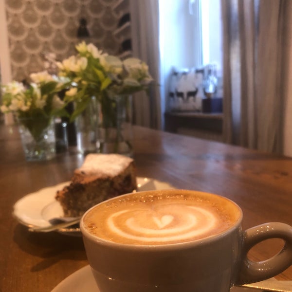 If you were looking for a cozy place with great coffee, this is all you need. I loved the flat white and the homemade cake!! My favorite spot in Frankfurt so far. 👌🏻❤️