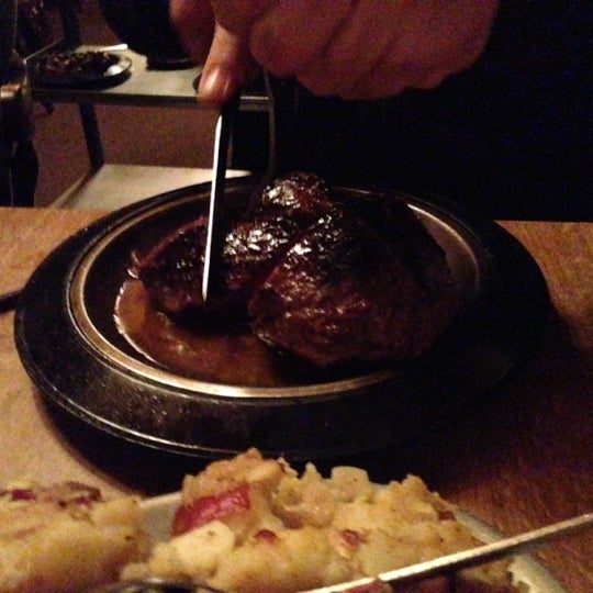 Снимок сделан в Lindey&#39;s Prime Steak House пользователем Christine S. 12/15/2012
