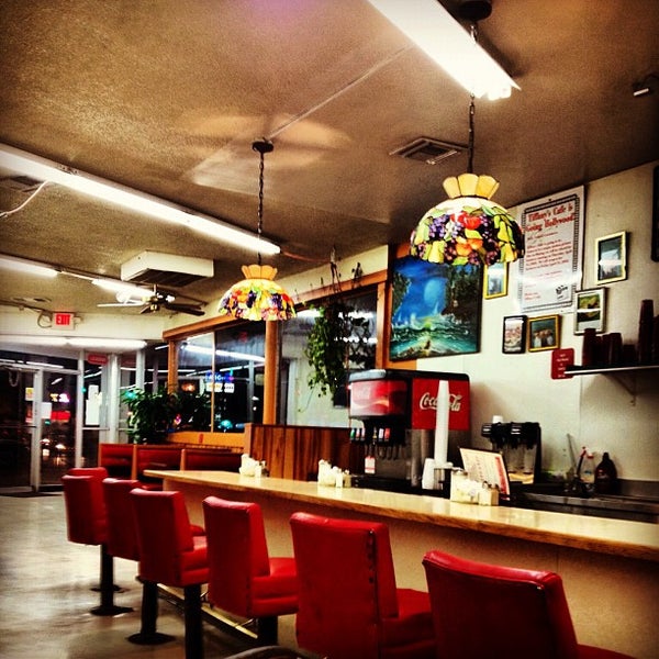 Foto tomada en Vickie&#39;s Diner  por Joshua S. el 12/2/2012