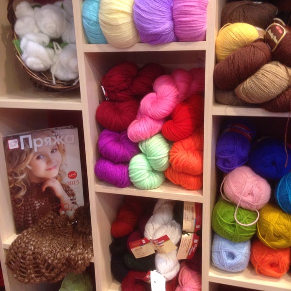 пряжа екб. красивая витрина с пряжей. интерьер магазина пряжи в европе. оборудование для магазина пряжи. Yarn store.