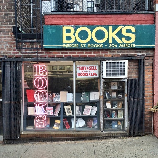 4/29/2015 tarihinde Matt V.ziyaretçi tarafından Mercer Street Books'de çekilen fotoğraf