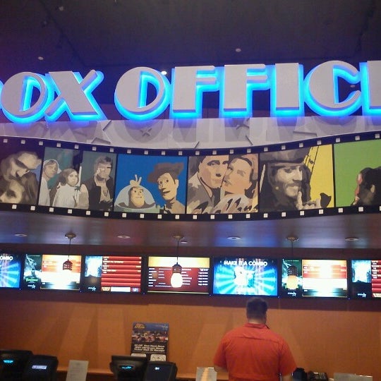 Foto tirada no(a) UltraLuxe Anaheim Cinemas at GardenWalk por Shereen R. em 10/9/2012