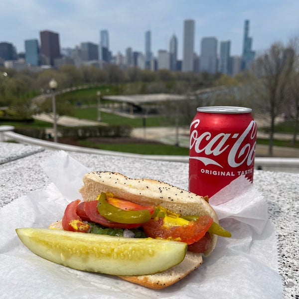 4/30/2022 tarihinde Priscilla C.ziyaretçi tarafından Kim &amp; Carlo&#39;s Chicago Style Hot Dogs'de çekilen fotoğraf