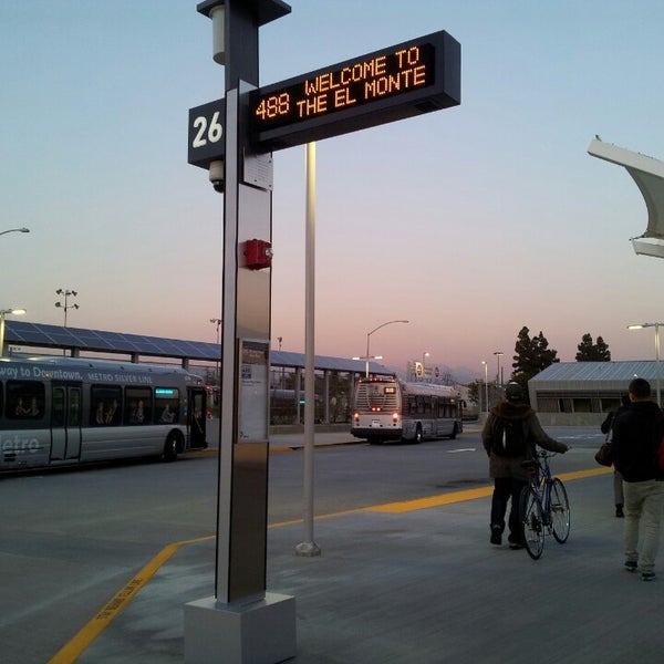 รูปภาพถ่ายที่ Metro El Monte Station โดย Michelle A. เมื่อ 2/23/2013