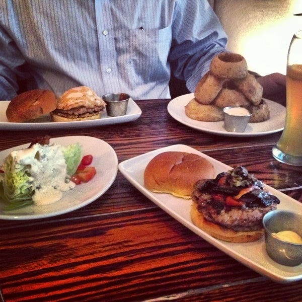 8/21/2013 tarihinde Melanie B.ziyaretçi tarafından Stax Burger Bar'de çekilen fotoğraf