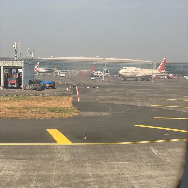 รูปภาพถ่ายที่ Chhatrapati Shivaji International Airport โดย Zorawar S. เมื่อ 12/27/2023