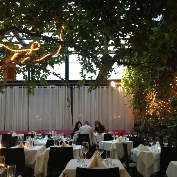 5/16/2013에 Crystal Z.님이 Revel Restaurant and Garden에서 찍은 사진