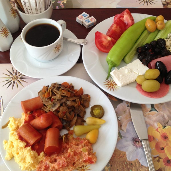 Очень достойный завтрак,на фото представлено очень далеко не все,что есть в меню