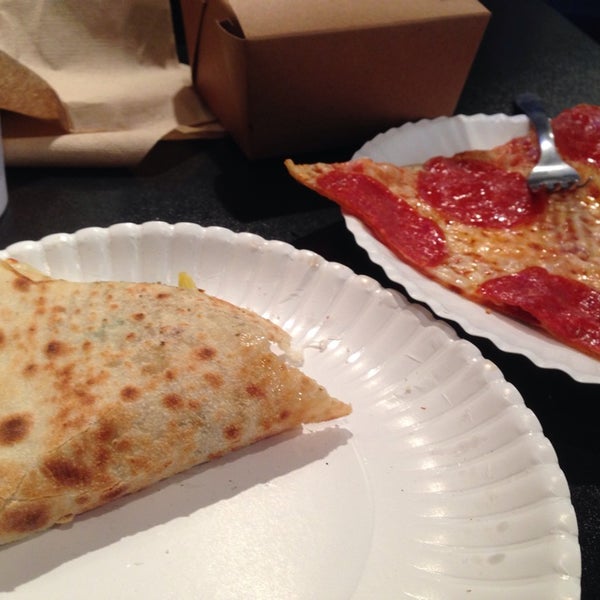 Foto diambil di Lucky Slice Pizza oleh Tyson S. pada 3/14/2014